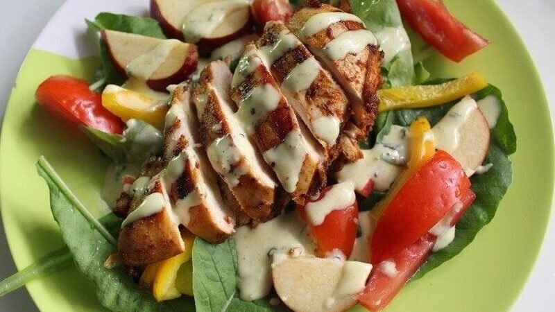 Salada de Frango Grelhado com Molho de Iogurte: Receita Leve e Saborosa 5 (12)