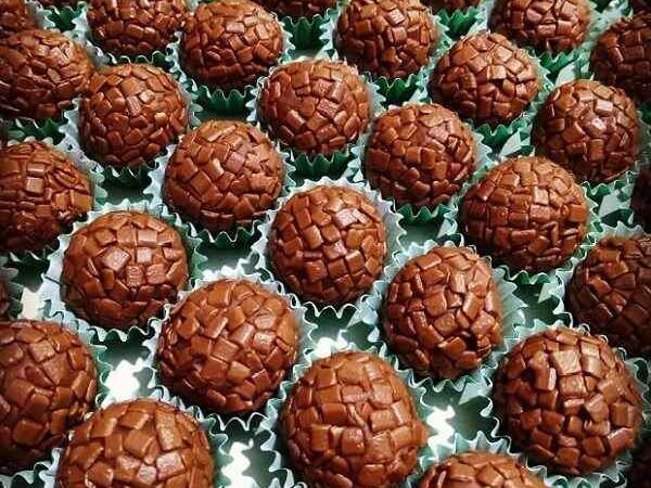 Brigadeiro Caseiro Cremoso: Receita Tradicional e Fácil 5 (12)