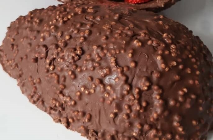 Faça um Ovo de Páscoa Crocante com Flocos de Arroz em Casa 5 (6)