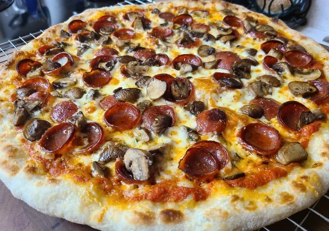 Como Fazer Pizza de Pepperoni e Cogumelos em Casa 5 (12)