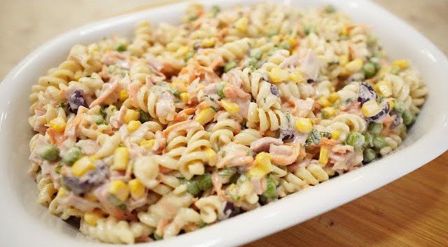 Salada de macarrão com frango e legumes coloridos