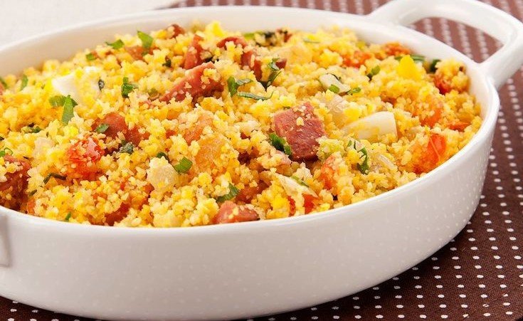 Farofa com ovo e calabresa servida em prato
