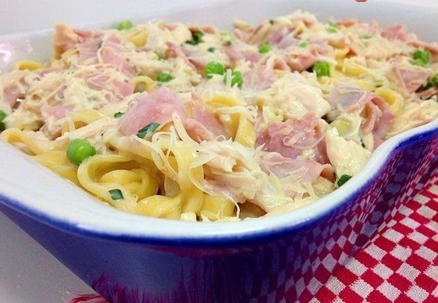 Macarrão cremoso com presunto e ervilha