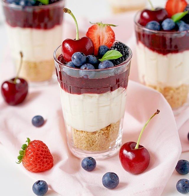 Mini Cheesecakes com Frutas no Copo