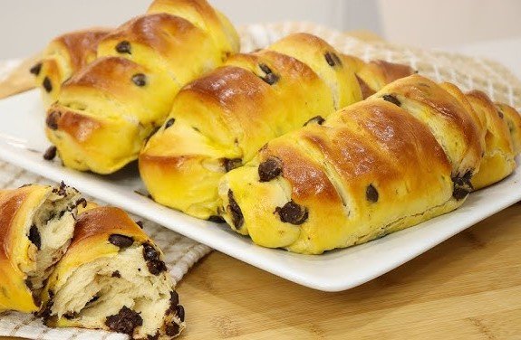 Pão caseiro com gotas de chocolate