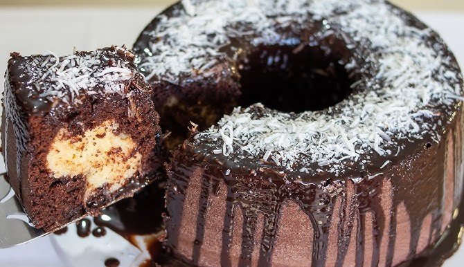 Bolo Prestígio que Já Sai Recheado do Forno