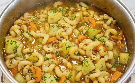 Sopa de legumes com macarrão e carne moída