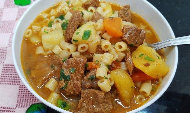 Sopa de Legumes com Carne e Macarrão Cremosa