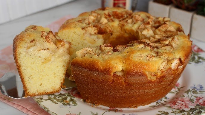 Bolo de Maçã com Morango, Canela e Nozes
