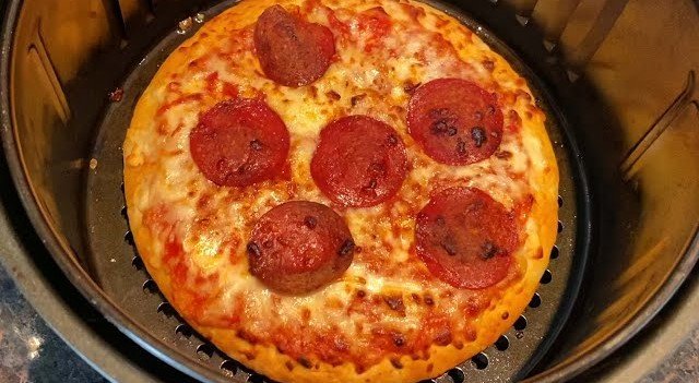 Pizza rápida e crocante feita na air fryer
