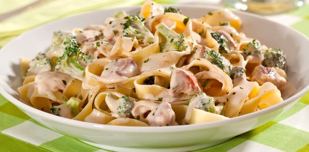 Macarrão com Frango e Brócolis