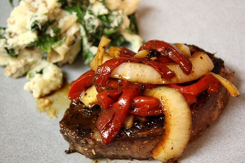 Rosbife com Cebolas e Molho Balsâmico