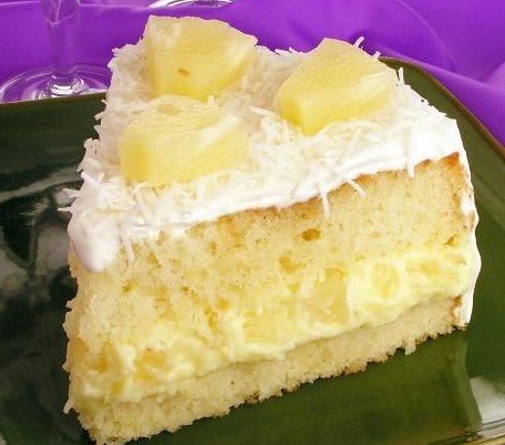 Bolo de Abacaxi Recheado com Coco