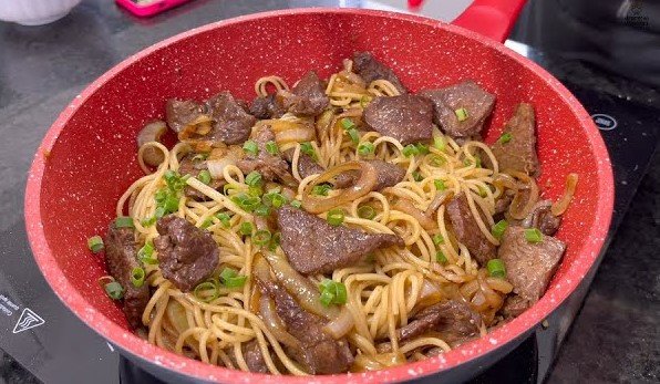 Macarrão na Manteiga com Carne e Cebola Douradinha