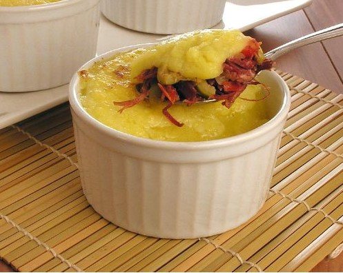 Mandioca com Carne Desfiada