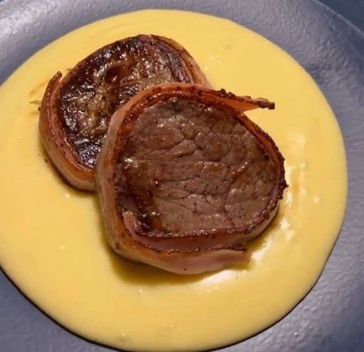 Medalhão de Carne com Creme de Cheddar