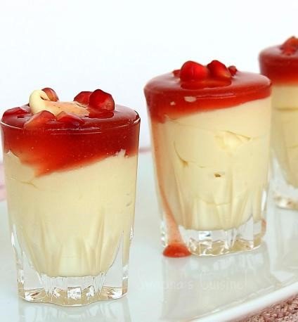 Mousse de Chocolate Branco com Calda de Morango