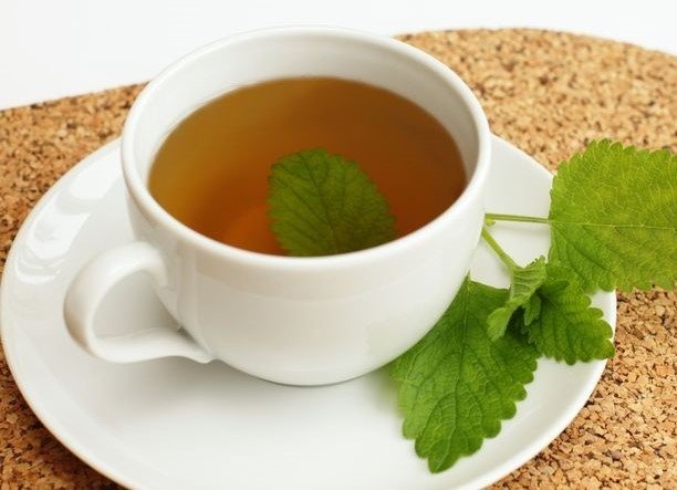 Chá Natural que Ajuda a Desinchar Barriga à Noite