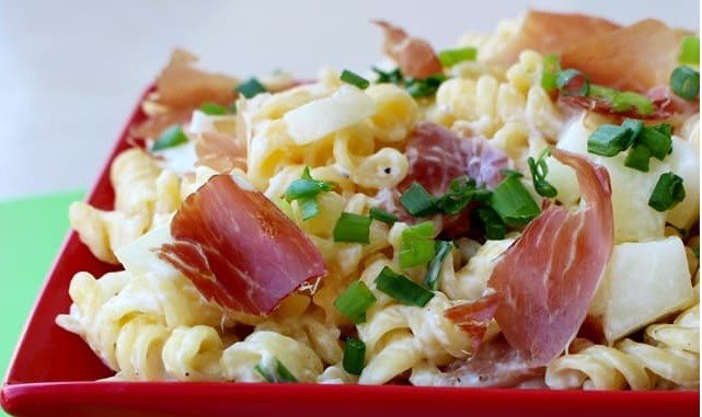 Salada de Macarrão com Frango e Crispy de Parma
