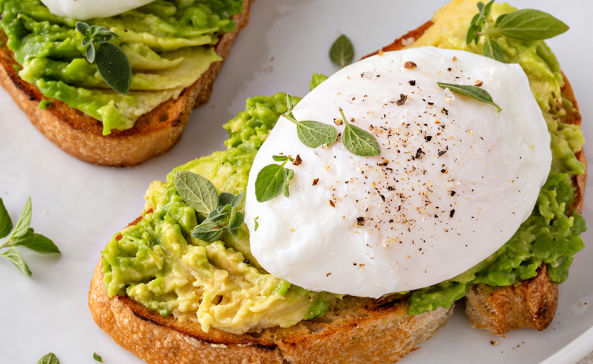Tosta de Abacate, Cottage e Mel Picante