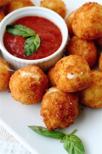 Bolinhas de Mussarela com Molho de Tomate