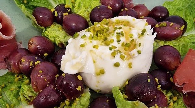 Burrata com Uvas Assadas