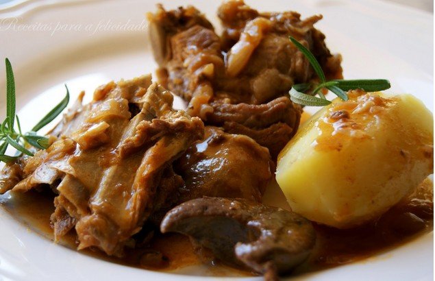 Coelho Estufado com Puré de Batata