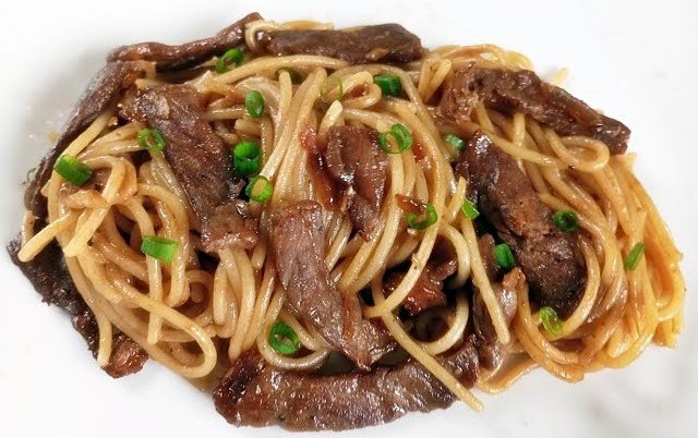 Macarrão na Manteiga com Isca de Carne