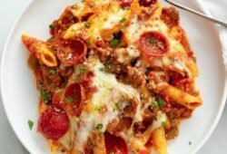 macarronda com calabresa e queijo