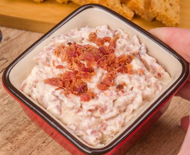 Patê de Queijo com Cebola Caramelizada, Ervas e Bacon