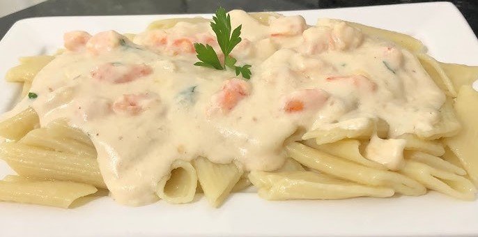 Penne ao Creme de Queijo com Camarões e Alho
