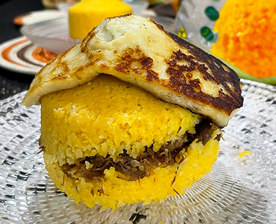 Cuscuz de Flocão com Queijo Coalho e Carne Seca