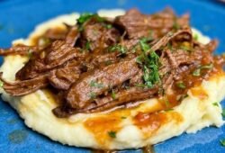 Purê de batata com carne desfiada