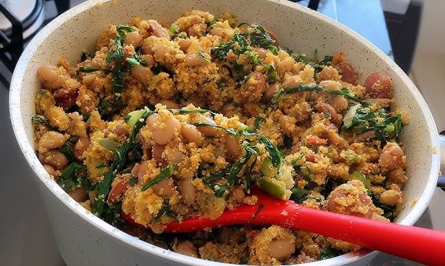 Feijão Tropeiro Simples com Couve