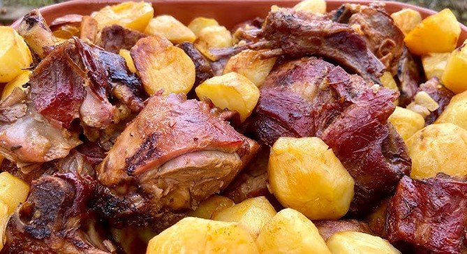 Borrego Assado no Forno à Alentejana com Batatas