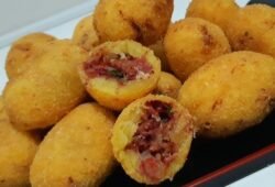 bolinho com macaxeira recheado com charque