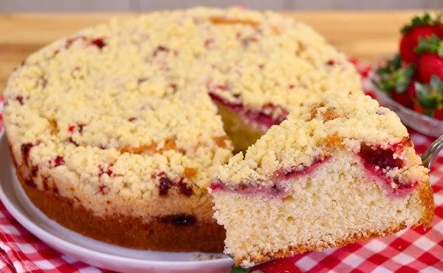 Cuca Macia com Morangos e Leite Condensado