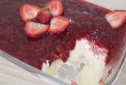 mosse de ninho com geleia de morangos