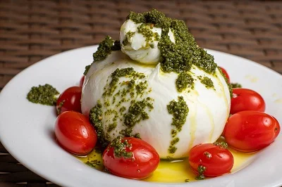 Receita de Burrata com Molho Pesto e Tomate Cereja