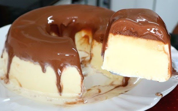 Pudim de Sorvete com Calda de Chocolate