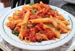 rigatoni com liguiça e alho