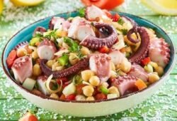 salada de quinoa com grao de bico e polvo