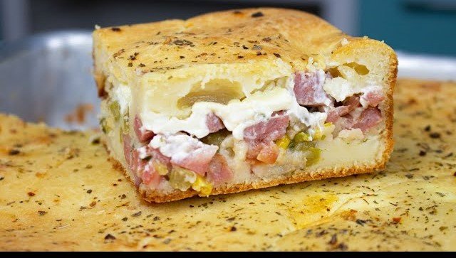 Torta de Calabresa com Requeijão