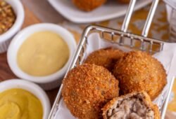 Bolinhos de Carne Fritos Crocante um petisco saboroso