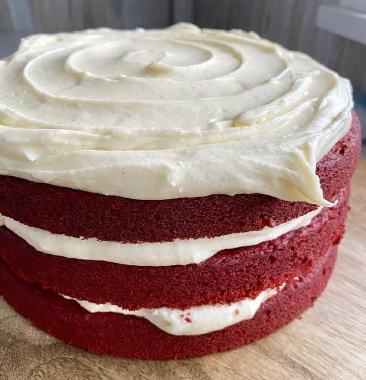 Bolo Red Velvet Econômico com Cream Cheese Fake - Receita Fácil e Deliciosa