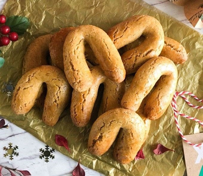 Ferraduras de Amêndoa Tradicionais, biscoitos em forma de ferradura polvilhados com açúcar em pó