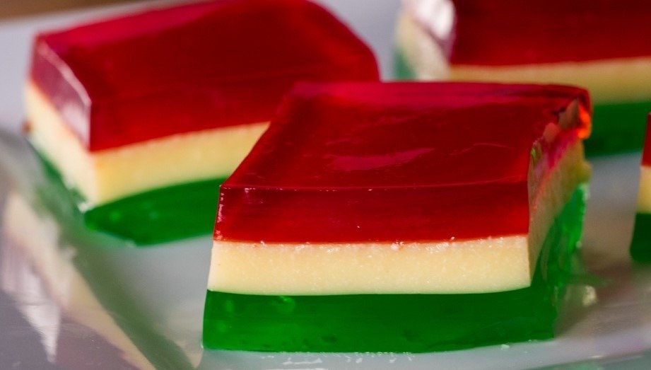 Gelatina Colorida em Camadas com Creme Branco - Receita Fácil e Deliciosa