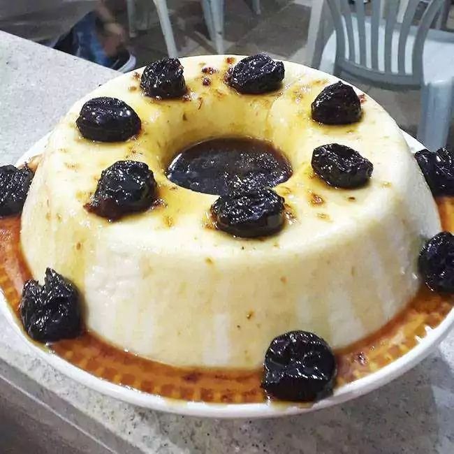 Manjar Branco com Calda de Ameixa Tradicional - Receita Clássica Brasileira