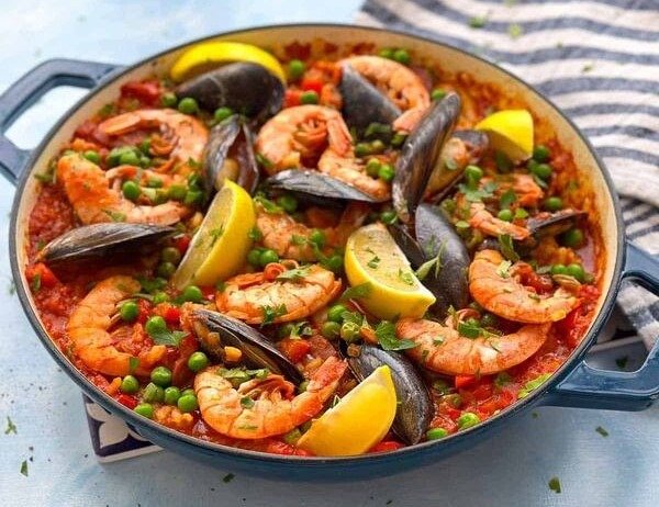 Paella Mista Caseira com Toque de Açafrão e Ingredientes Frescos