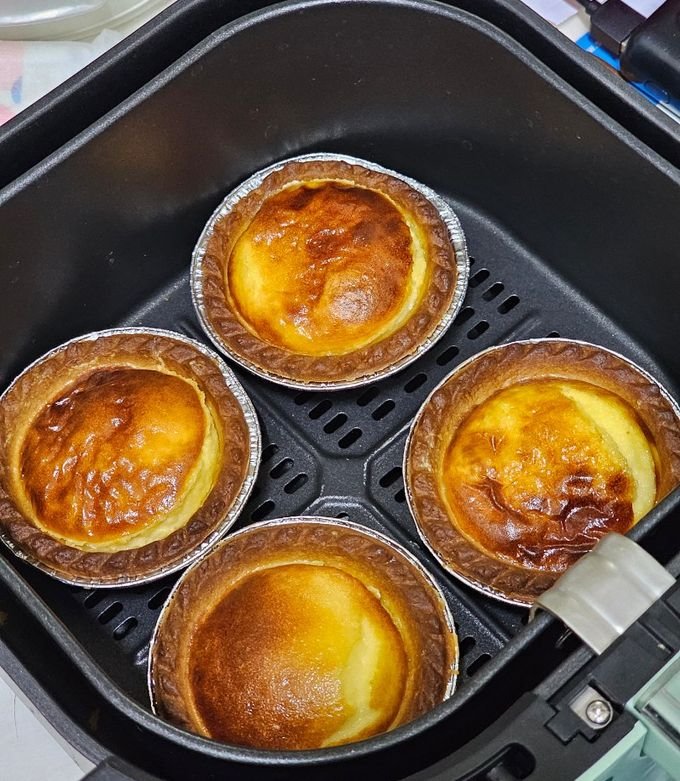 Pastéis de Nata na Airfryer, dourados e saborosos, servidos em um prato